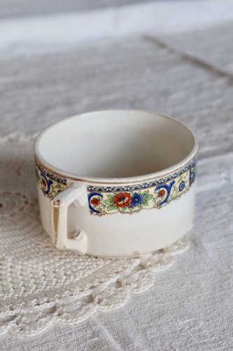 Tasse à chocolat ancienne en faïence ivoire - Décor frise polychrome