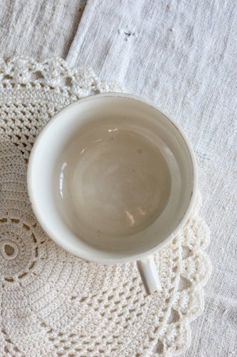 Tasse à chocolat ancienne en faïence ivoire - Décor frise polychrome