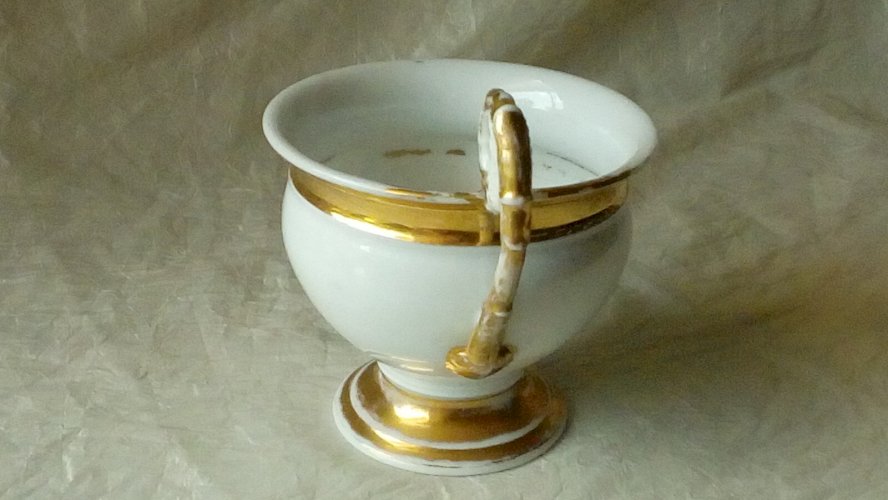 TASSE A CHOCOLAT EN PORCELAINE VIEUX PARIS CROSSE CROISSANT DE LUNE 19 ème *