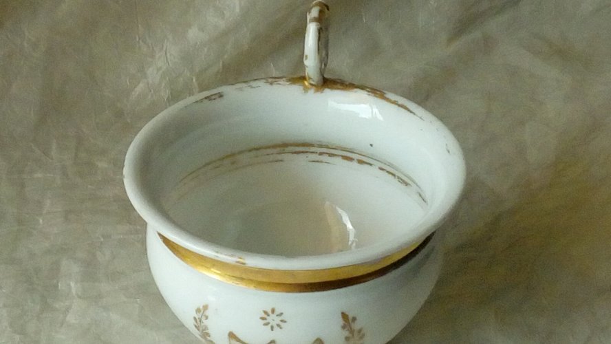 TASSE A CHOCOLAT EN PORCELAINE VIEUX PARIS CROSSE CROISSANT DE LUNE 19 ème *