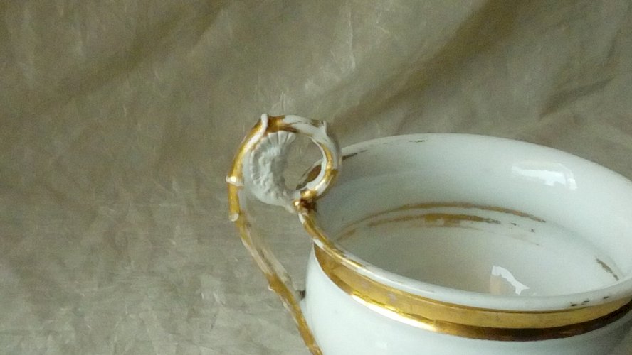 TASSE A CHOCOLAT EN PORCELAINE VIEUX PARIS CROSSE CROISSANT DE LUNE 19 ème *