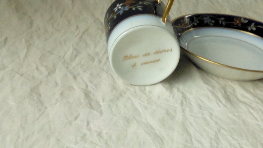 TASSE A MOKA MODELE LITRON PORCELAINE DE LIMOGES EMAUX BLEU DE SEVRES FRANCE*