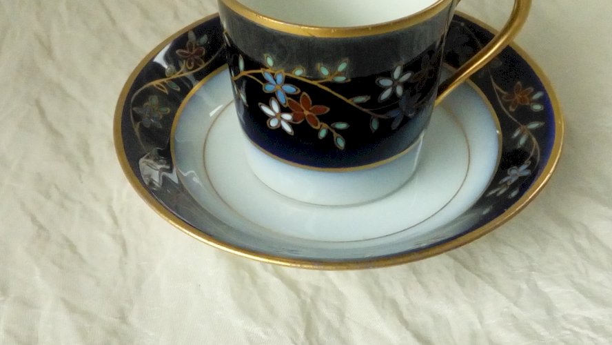 TASSE A MOKA MODELE LITRON PORCELAINE DE LIMOGES EMAUX BLEU DE SEVRES FRANCE*