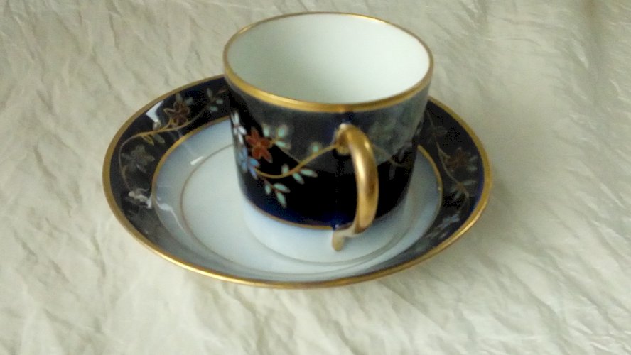 TASSE A MOKA MODELE LITRON PORCELAINE DE LIMOGES EMAUX BLEU DE SEVRES FRANCE*