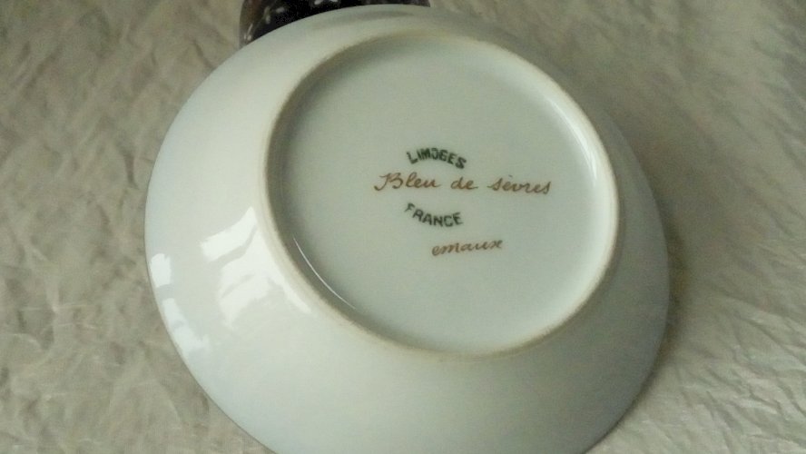 TASSE A MOKA MODELE LITRON PORCELAINE DE LIMOGES EMAUX BLEU DE SEVRES FRANCE*