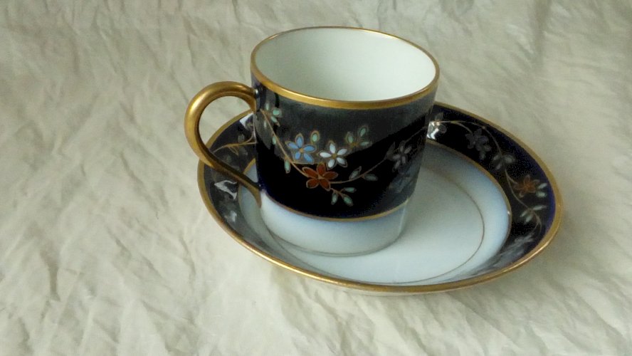 TASSE A MOKA MODELE LITRON PORCELAINE DE LIMOGES EMAUX BLEU DE SEVRES FRANCE*