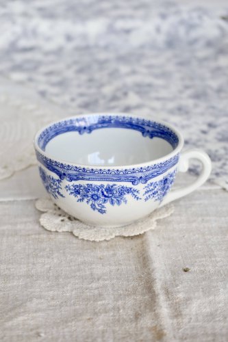 Tasse à thé ancienne en faïence bleue et blanche - Décor floral