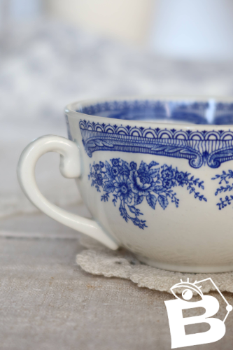 Tasse à thé ancienne en faïence bleue et blanche - Décor floral