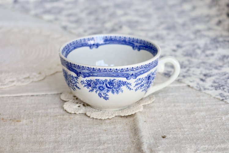 Tasse à thé ancienne en faïence bleue et blanche - Décor floral