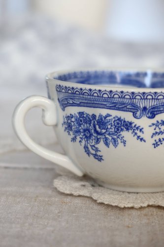 Tasse à thé ancienne en faïence bleue et blanche - Décor floral