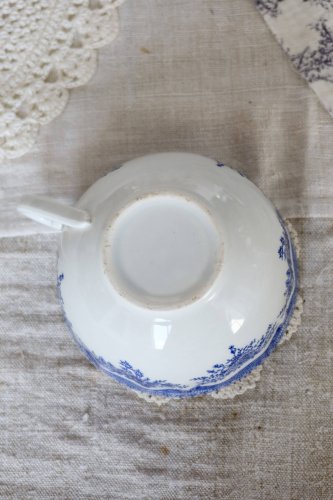 Tasse à thé ancienne en faïence bleue et blanche - Décor floral