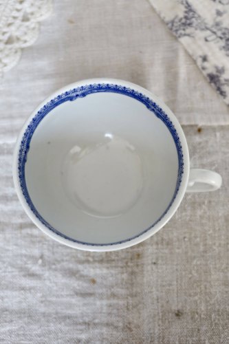 Tasse à thé ancienne en faïence bleue et blanche - Décor floral