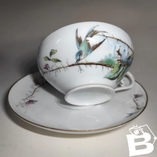 Tasse ancienne en porcelaine fine de Limoges à décor doiseau