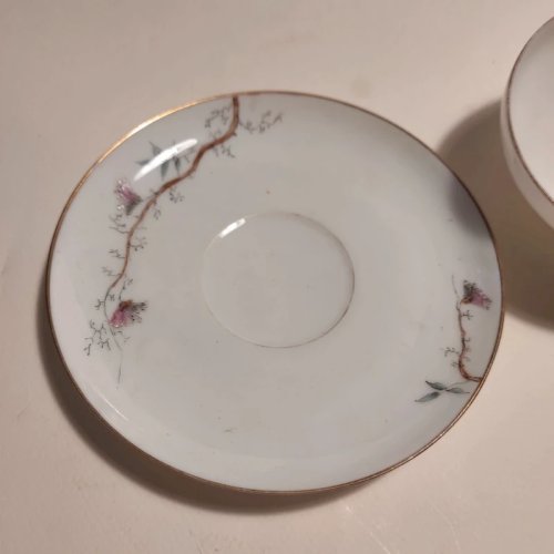 Tasse ancienne en porcelaine fine de Limoges à décor doiseau
