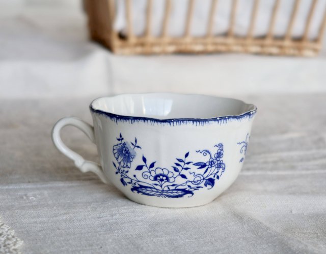 Tasse ancienne Lancaster en faïence blanche à décor bleu