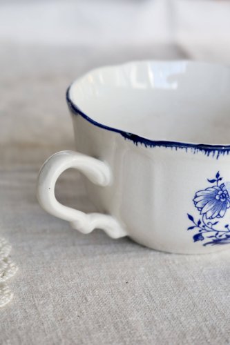 Tasse ancienne Lancaster en faïence blanche à décor bleu