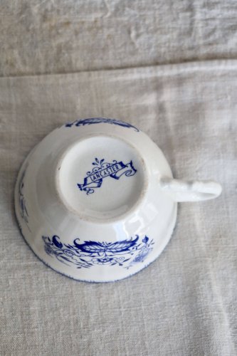 Tasse ancienne Lancaster en faïence blanche à décor bleu