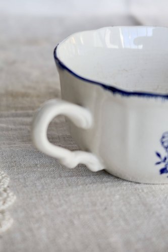 Tasse ancienne Lancaster en faïence blanche à décor bleu