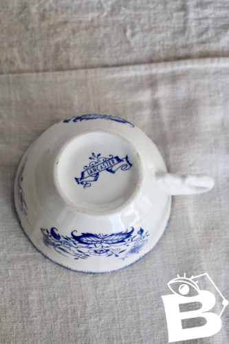 Tasse ancienne Lancaster en faïence blanche à décor bleu