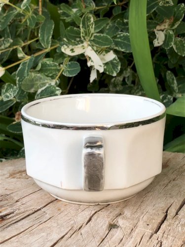 Tasse bistrot vintage en porcelaine blanche et argenté