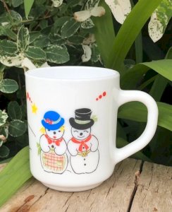 Tasse de Noël Arcopal motifs sapins et bonhommes de neige