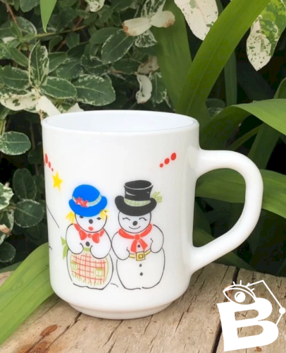 Tasse de Noël Arcopal motifs sapins et bonhommes de neige
