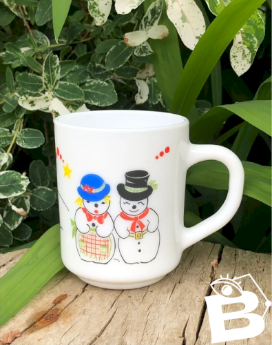 Tasse de Noël Arcopal motifs sapins et bonhommes de neige