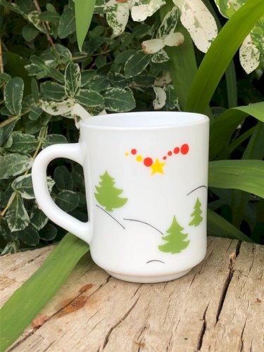 Tasse de Noël Arcopal motifs sapins et bonhommes de neige