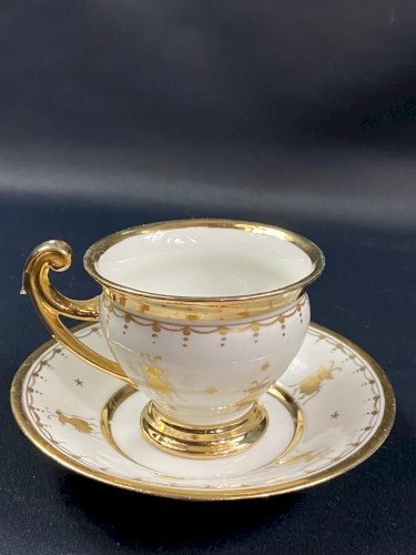Tasse de style Empire décor aux abeilles or sur fond blanc en porcelaine Sèvres