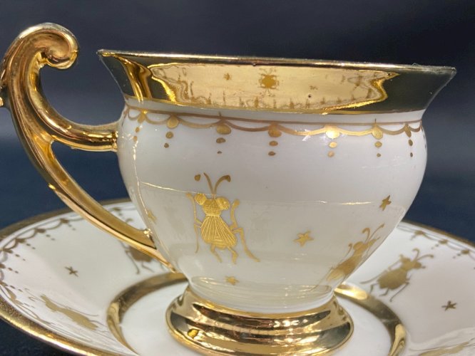 Tasse de style Empire décor aux abeilles or sur fond blanc en porcelaine Sèvres