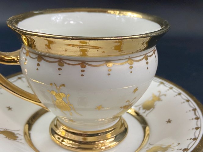 Tasse de style Empire décor aux abeilles or sur fond blanc en porcelaine Sèvres