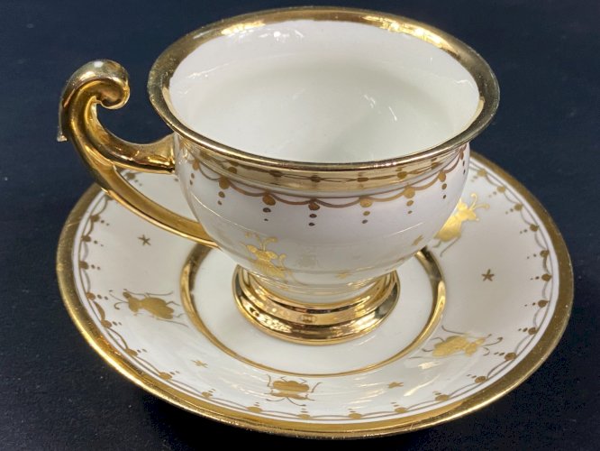 Tasse de style Empire décor aux abeilles or sur fond blanc en porcelaine Sèvres