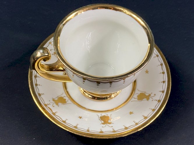 Tasse de style Empire décor aux abeilles or sur fond blanc en porcelaine Sèvres