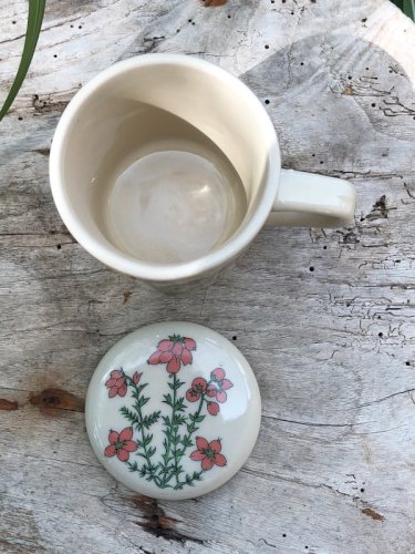 Tasse en grès motifs fleurs
