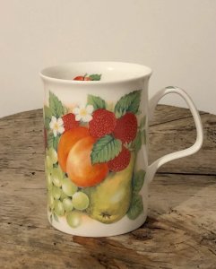 Tasse en porcelaine Anglaise Roy Kirkham motifs fruits