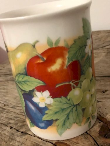 Tasse en porcelaine Anglaise Roy Kirkham motifs fruits