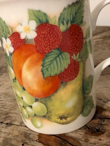 Tasse en porcelaine Anglaise Roy Kirkham motifs fruits