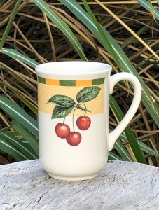 Tasse en porcelaine England motifs fruits