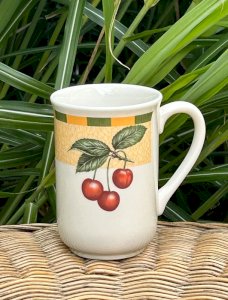 Tasse en porcelaine England motifs fruits