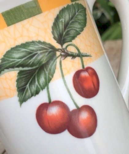 Tasse en porcelaine England motifs fruits