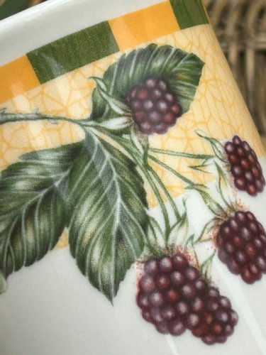 Tasse en porcelaine England motifs fruits