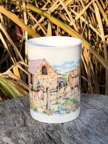 Tasse en porcelaine fabriquée en Roumanie motif campagne