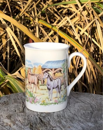 Tasse en porcelaine fabriquée en Roumanie motif campagne