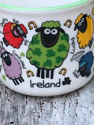 Tasse en porcelaine Ireland motifs moutons colorés