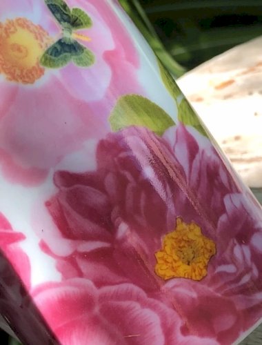 Tasse en porcelaine motifs fleurs roses