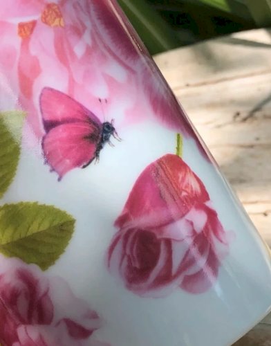 Tasse en porcelaine motifs fleurs roses