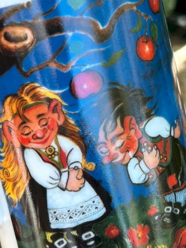 Tasse en porcelaine motifs Trolls