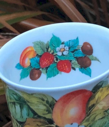 Tasse en porcelaine Roy Kirkham motifs fruits