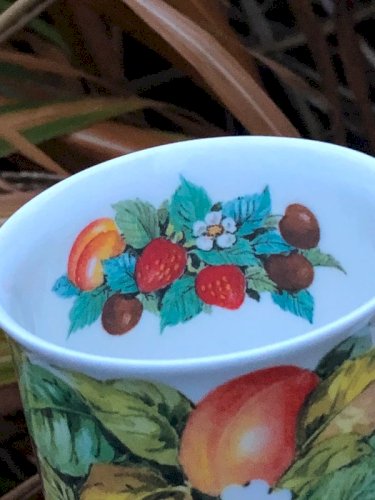 Tasse en porcelaine Roy Kirkham