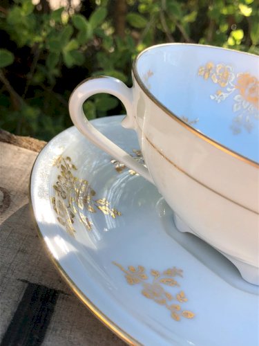 Tasse et soucoupe blanche en porcelaine de Limoges motifs fleurs dorées